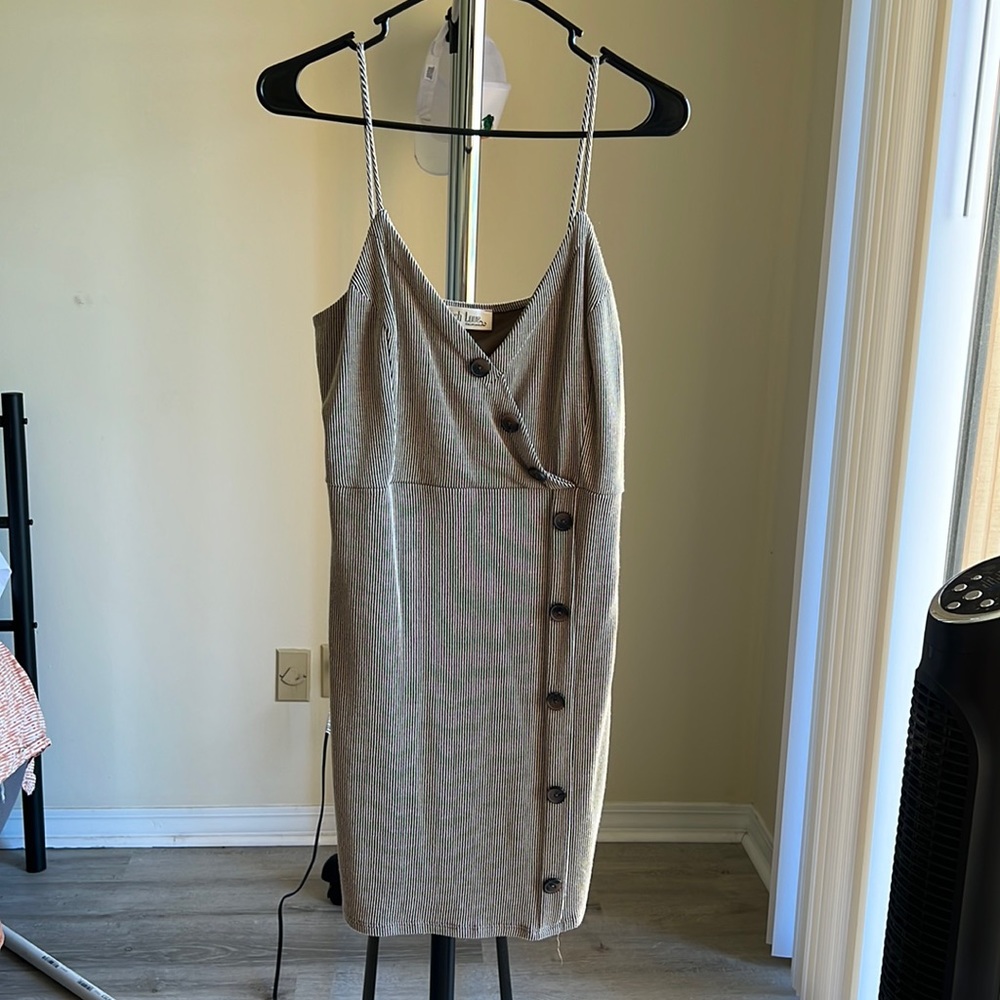 A cute little dress. From a boutique. Smoke free home. Super stretchy dress